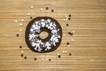 竹背景竹摄影照片_竹背景特写上的甜甜圈甜甜圈。