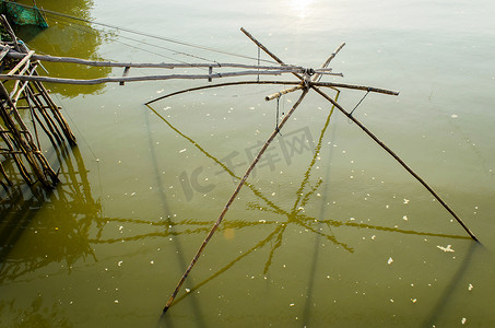 国家网摄影照片_当地运河中的方形鱼网