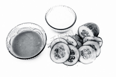 白色隔离的黄瓜面膜，即黄瓜果肉与玻璃碗中的生牛奶充分混合，表面呈现全部原料。用于即时发光。