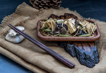 豆腐摄影照片_泰国菜，木盘里生姜炒豆腐。