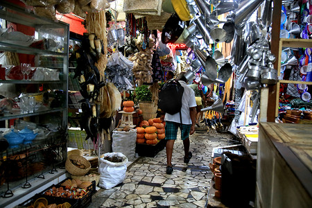 水果商店摄影照片_萨尔瓦多公开市场的顾客