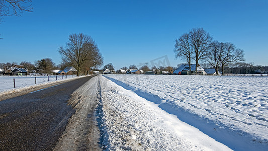 下雪乡村摄影照片_荷兰乡村的荷兰冬季景观
