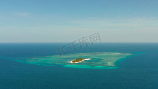 美丽小岛摄影照片_在一个热带岛屿上的美丽海滩。 