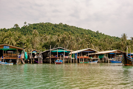 koh摄影照片_泰国春蓬省 Koh Phitak 2020 年 1 月，渔船和水面上的小木屋，Koh Phitak 是泰国的传统渔村