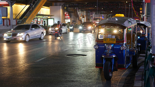 泰国曼谷-2018 年 12 月 18 日：传统的泰国出租车-嘟嘟车在路上等待游客。