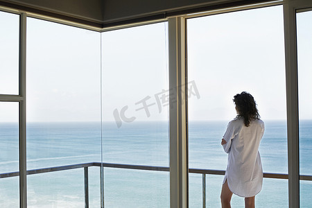 后视镜风景摄影照片_站在阳台后视镜上看风景的女人