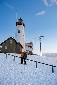 Urk 荷兰灯塔在冬季与白雪覆盖的海岸线，Urk 视图在灯塔雪景冬季天气在荷兰