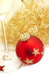 顶部的红色圣诞球，上面有天使头发和香槟酒杯