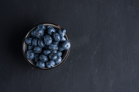 蓝莓抗氧化有机超级食品在碗中的概念，用于健康饮食和营养