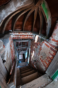 废弃教堂摄影照片_废弃教堂的楼梯隧道
