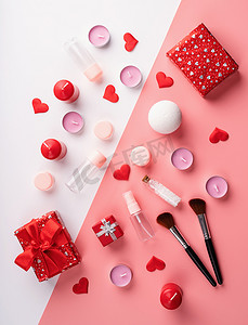 带礼盒、鲜花、空管和瓶子、蜡烛和五彩纸屑顶视图的时尚化妆品配饰平铺在双粉色和白色背景上