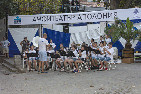 保加利亚，索佐波尔 — 2018 年 8 月 30 日：阿波罗尼亚圆形剧场的儿童铜管乐队