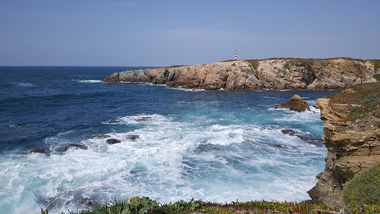 Praia Pequena 周围的岩石海岸