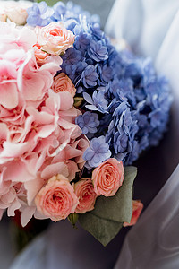 优雅的婚礼花束，由新鲜的天然鲜花组成