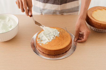 海绵蛋糕摄影照片_在木桌上铺上海绵蛋糕和冰淇淋