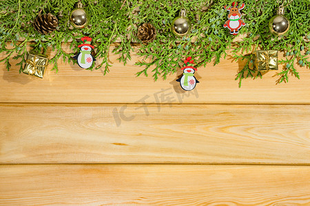 木质背景顶视图上带圣诞玩具的针叶树枝