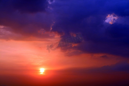 夕阳下的紫橙黄红剪影天空背靠云