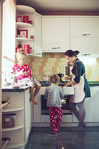 劳动关系摄影照片_有孩子的母亲在厨房
