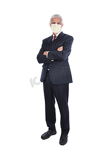 外科摄影照片_一名商人双臂交叉站立，戴着防护面具，被白色隔离。