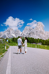 广告精彩摄影照片_来自 Baita Segantini - Passo Rolle 意大利的 Pale di San Martino，意大利北部白云岩 Pale di San Martino 群最著名的山峰 Cimon della Pala 的景色