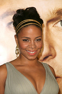 “Sanaa Lathan 在《本杰明·巴顿奇事》洛杉矶首映式上。Manns Village Theatre，Westwood，CA。12-08-08/ImageCollect”