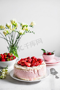 冰镇草莓蛋白酥皮夹层蛋糕，顶部饰有新鲜草莓。