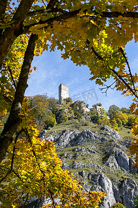 德国巴伐利亚州马克特埃辛的 Randeck 城堡废墟秋季有多色树