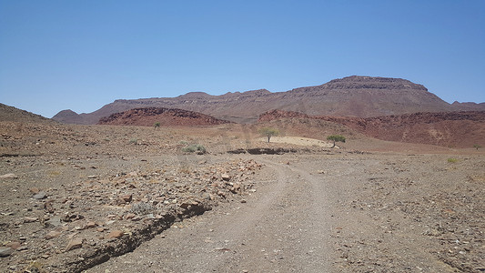 穿过沙漠的碎石路