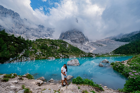 美丽的索拉皮斯湖 Lago di Sorapis 位于多洛米蒂，意大利热门旅游目的地