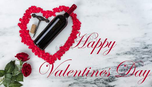 情人节快乐，有可爱的红色大心形轮廓和浪漫的礼物，包括天然大理石上的葡萄酒和文字