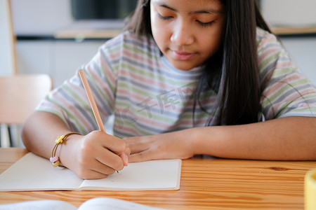 女学生学习写笔记做作业。