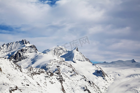 美丽的冬季风景在采尔马特的瑞士