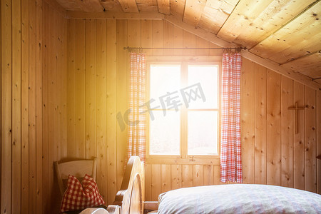 山中度假：小屋或高山小屋质朴的旧木质内饰