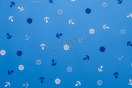 海洋风格背景摄影照片_海洋风格的夏季作文，蓝色背景上有锚和海轮。