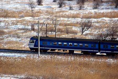 旅客列车或火车通过铁路行驶。