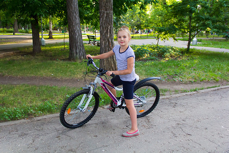 开车可爱摄影照片_夏天骑自行车的可爱女孩