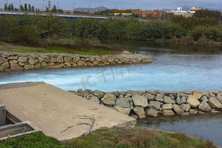 热电厂废水排入河流