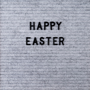 灰色毛毡信板上的复活节快乐字样