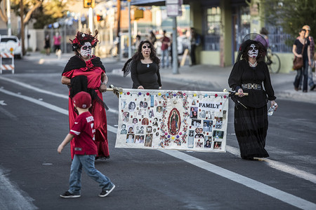 Dia De Los Muertos 游行中的三名女性