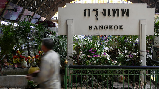 泰国曼谷-2019 年 7 月 11 日：带有城市名称的路标。
