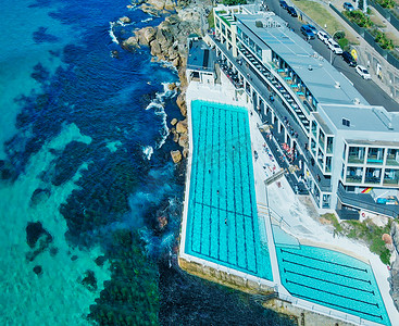 澳大利亚邦迪海滩泳池和海岸线鸟瞰图