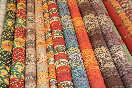 市场摊位上的普罗旺斯纺织品卷