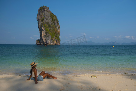 泰国波达岛，海滩上的亚洲女人，泰国波达岛，泰国甲米省波达岛或波达岛美丽的热带海滩。