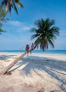 夫妇在泰国度假，春蓬省，白色热带棕榈树海滩，Wua Laen 海滩春蓬地区泰国，棕榈树挂在海滩上，夫妇在泰国度假