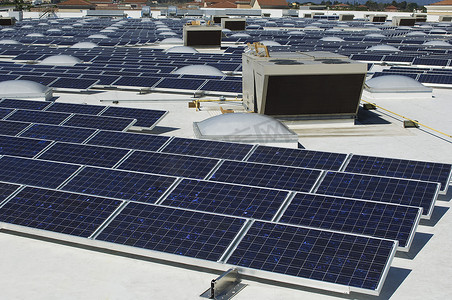 环保电力摄影照片_太阳能发电厂的太阳能电池板