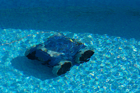 蓝绿色摄影照片_游泳池的新机器人