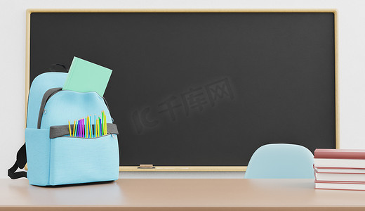 黑板附近的书桌上放着​​装满学校文具的背包