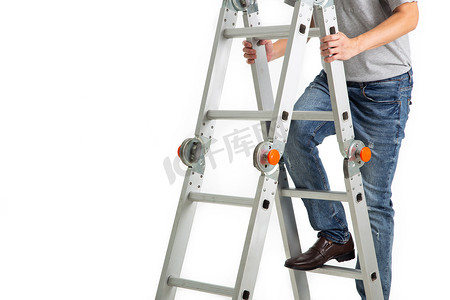 男人爬上施工梯