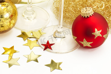 “顶部的红色和复古圣诞球，天使头发，星星，香槟酒杯底部”