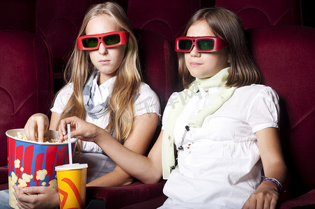 两个美女在电影院看电影